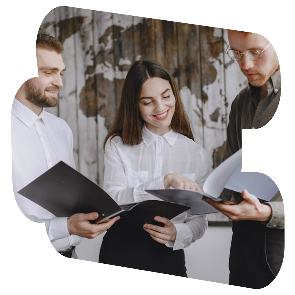 Personas revisando documentos